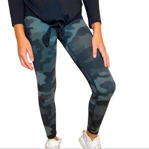 Z by Zella Girls Green/Black Camo Leggings Size S 7/8
